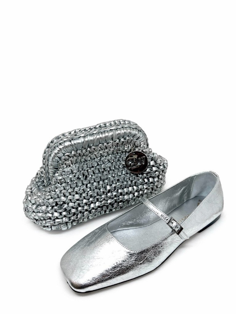 Silberne Ballerina mit passender Clutch — exklusive Schuhmode und Accessoires