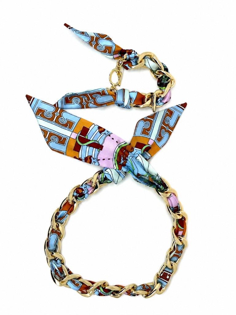 Accessoire: Goldene Gliederkette mit gemustertem Seidentuch — Petra Schneider